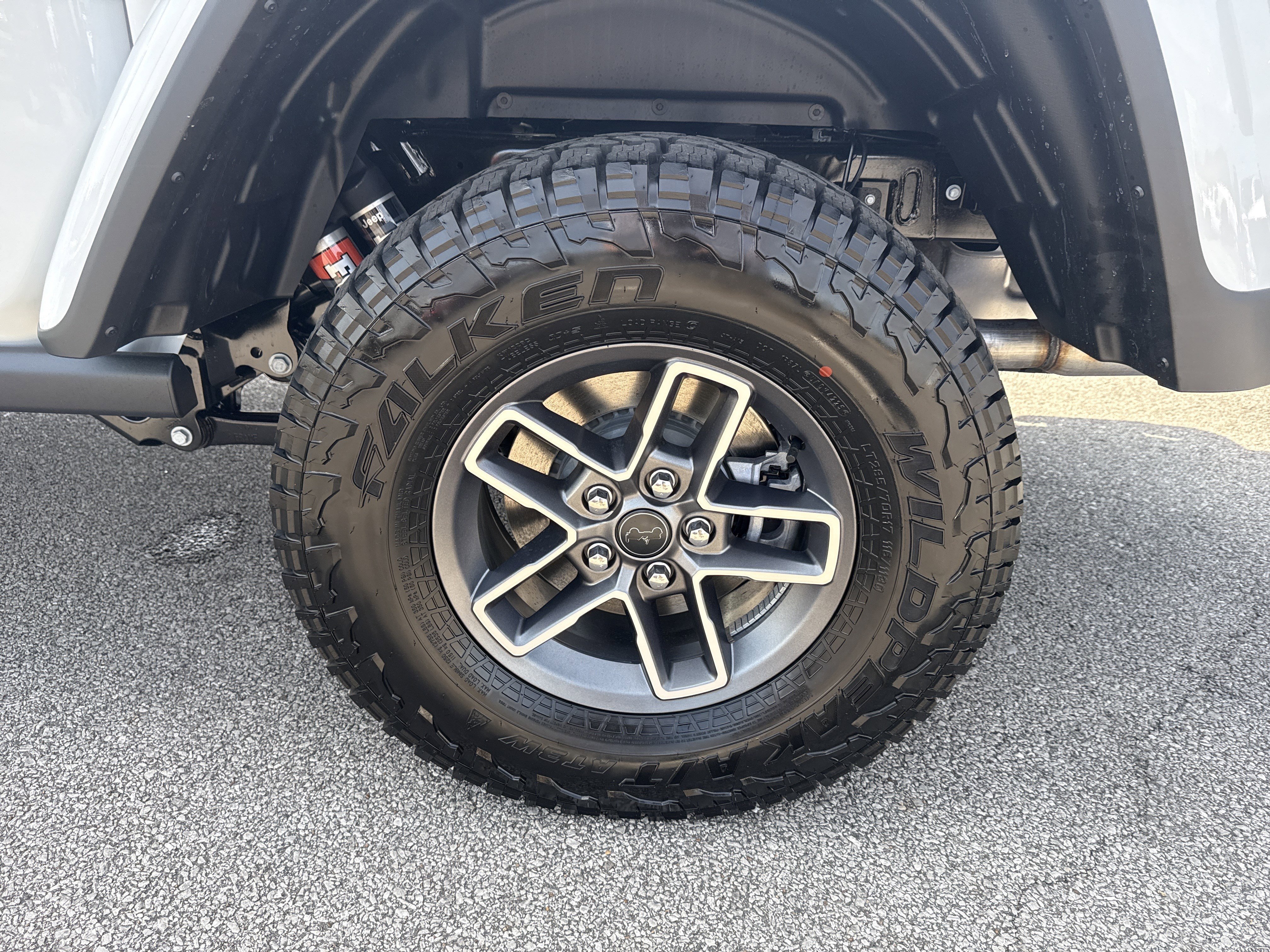 New 2026 Bright White Clear-Coat Exterior Paint Jeep Mojave X image 20
