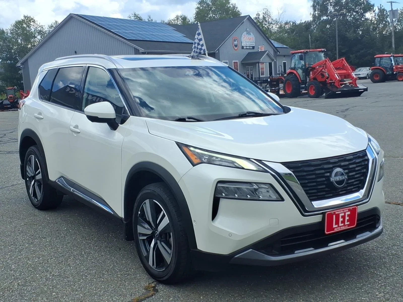 Used 2023 Pearl White Nissan SL image 3