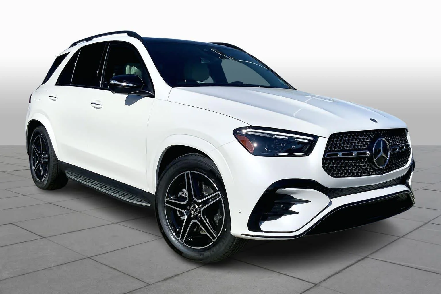 New 2026 MANUFAKTUR Moonlight White Metallic Mercedes-Benz GLE 450 image 2