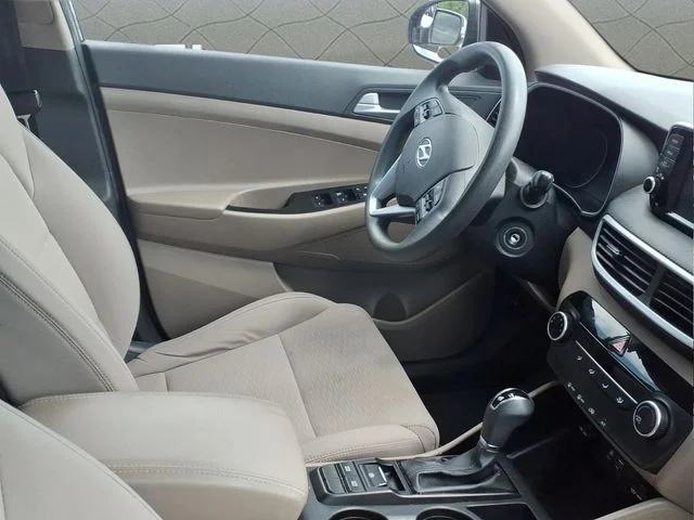 Used 2020 Green Hyundai SE image 8