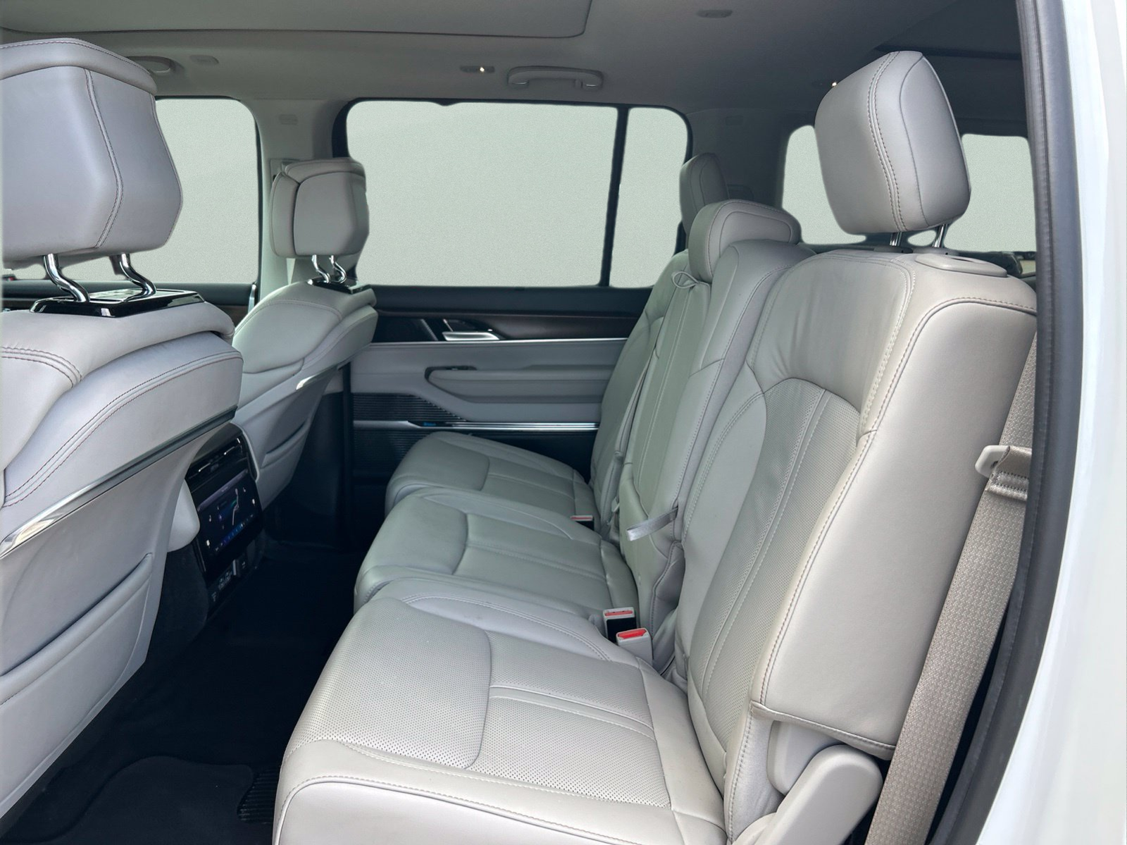 Used 2022 White Jeep Series I image 10