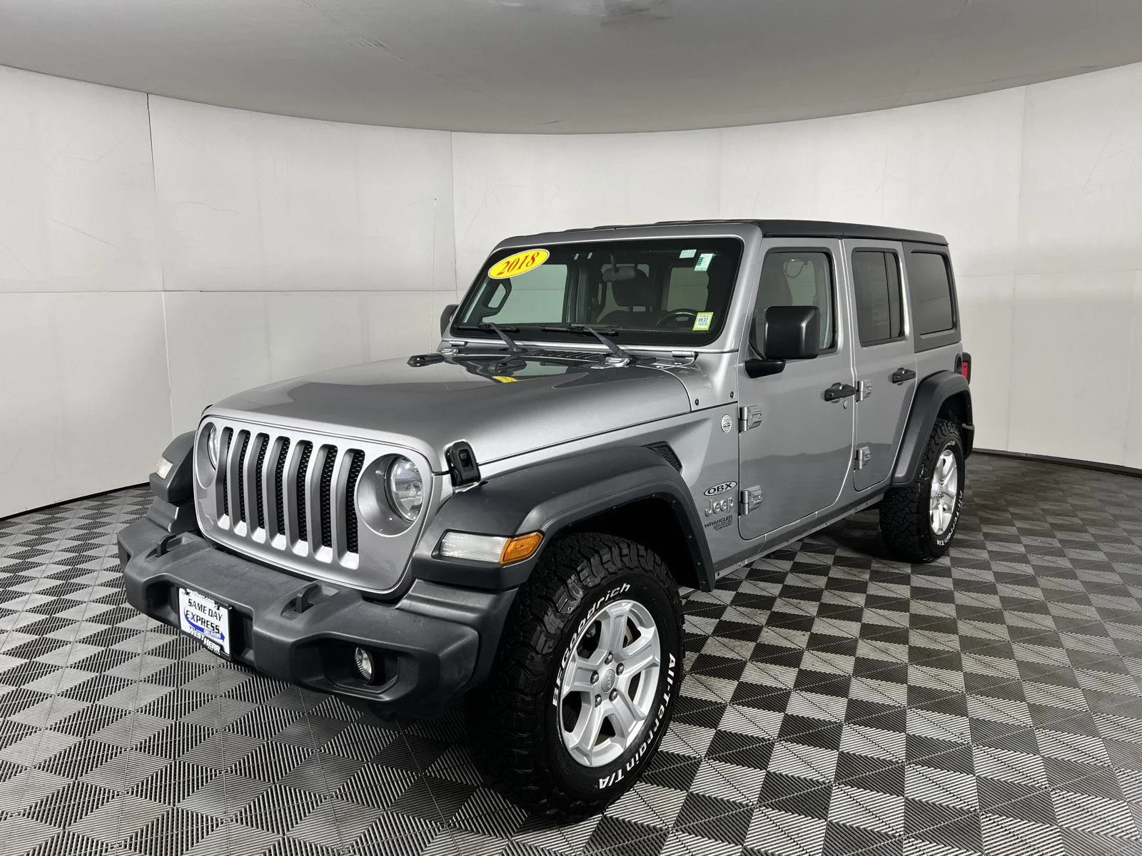 Used 2018 Billet Silver Metallic Clearcoat Jeep Sport S image 3