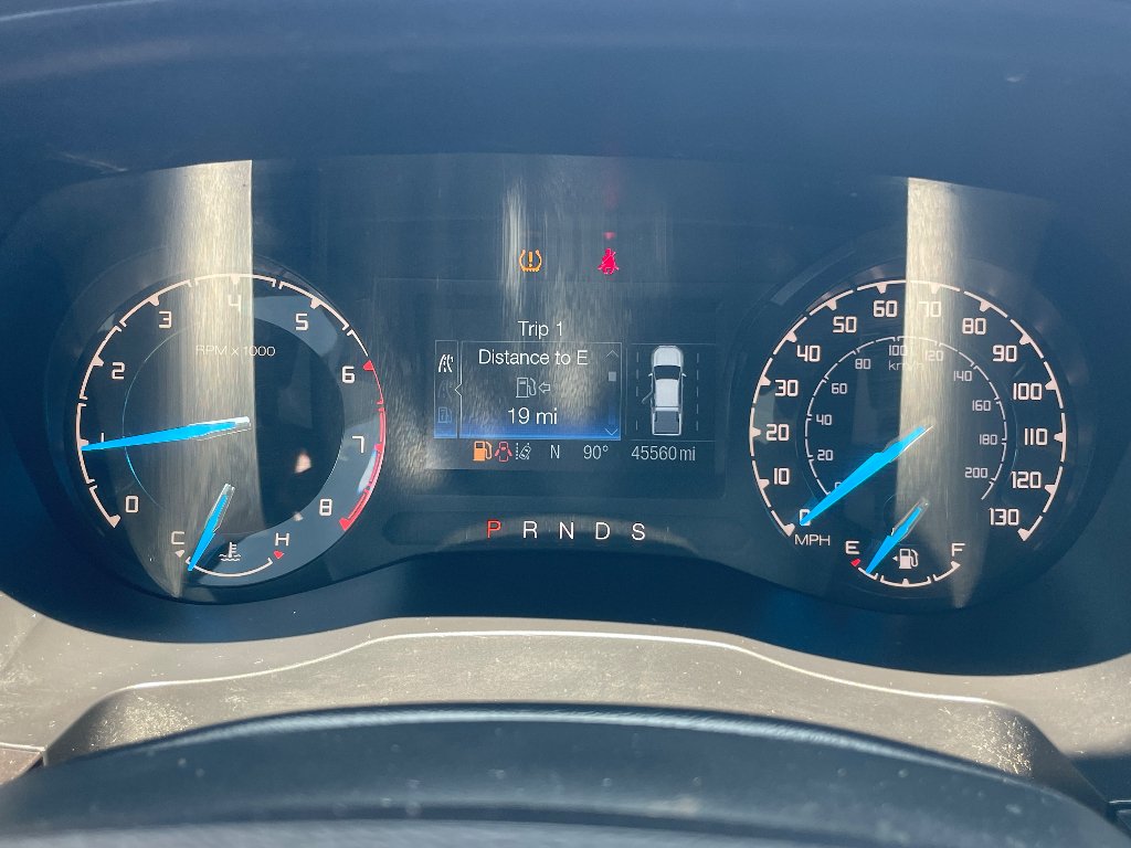 Used 2023 Cactus Gray Ford LARIAT image 4