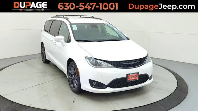 Used 2018 White Chrysler Touring L image 1