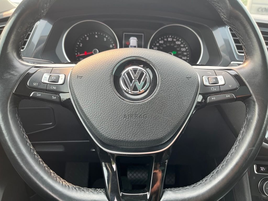 Used 2018 Black Volkswagen 2.0T SEL image 21