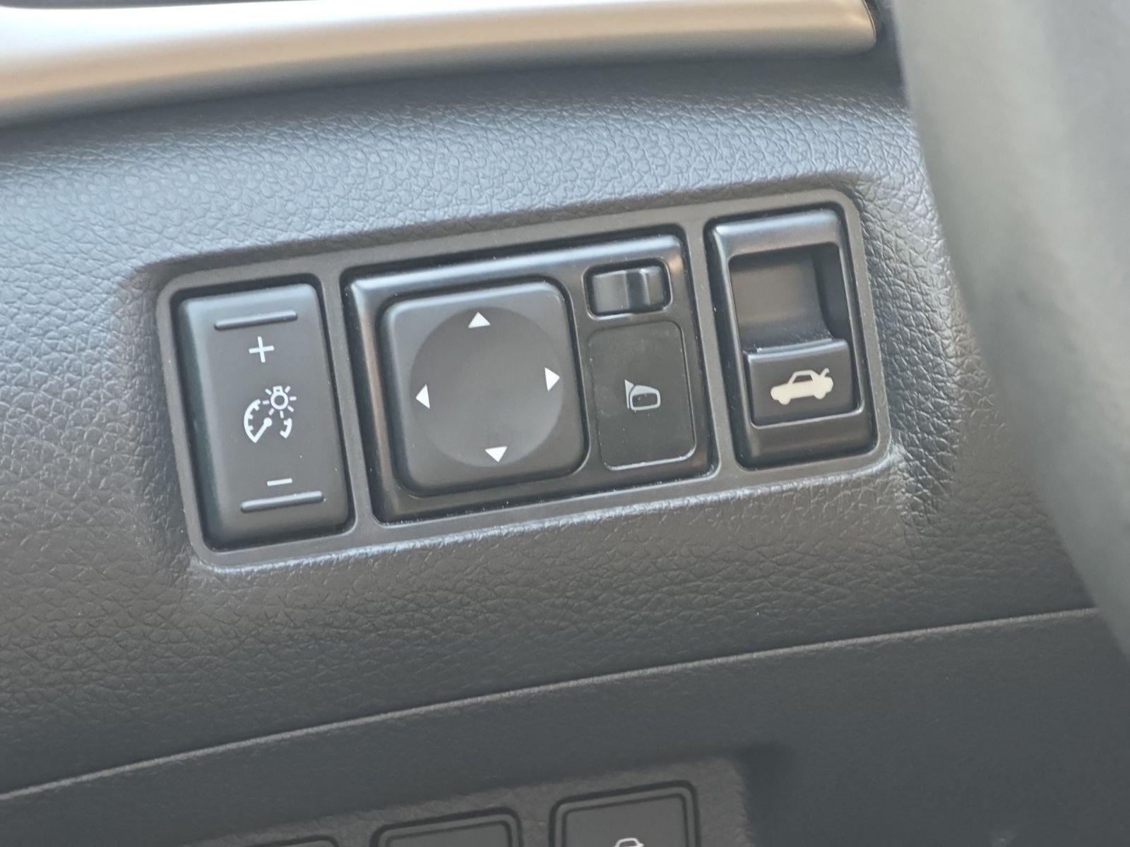 Used 2017 Gray Nissan SR image 29