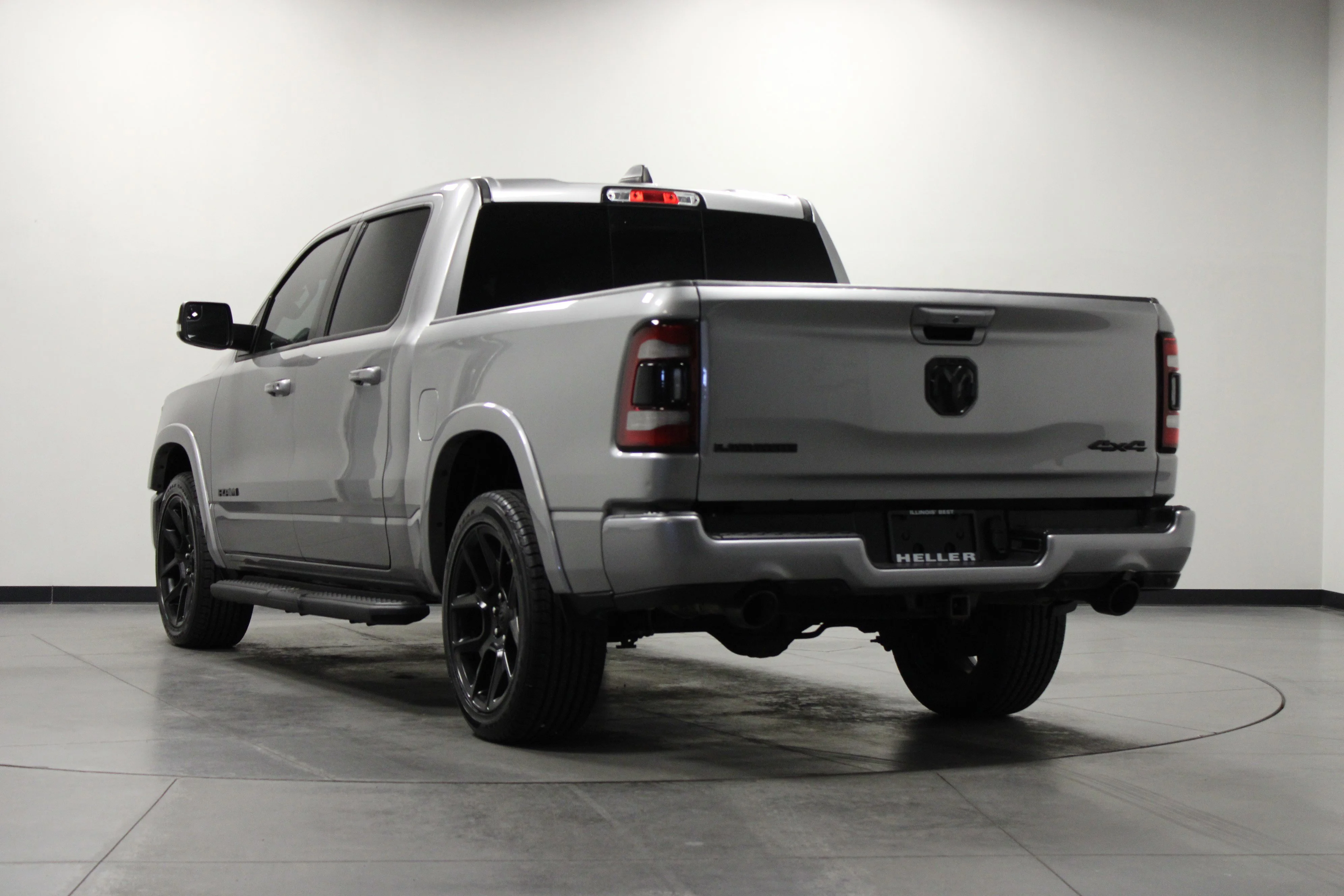 Used 2022 Billet Silver Metallic Clearcoat Ram Laramie image 6