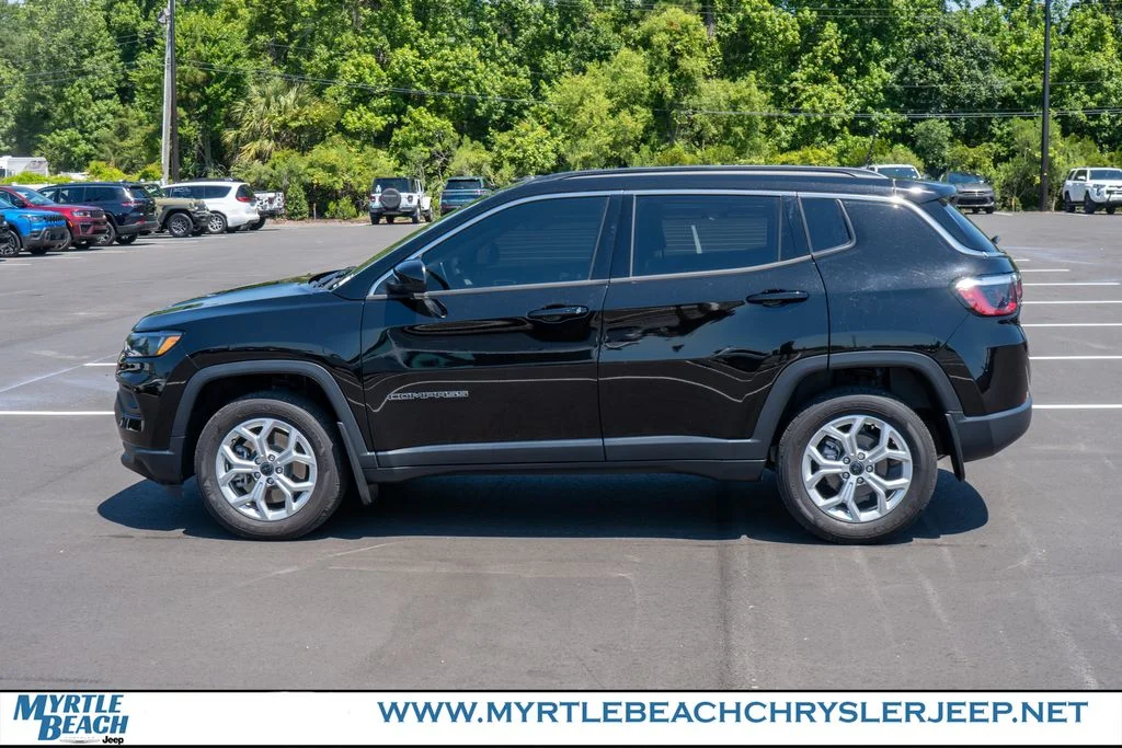 Used 2025 Diamond Black Crystal Pearlcoat Jeep Latitude image 3