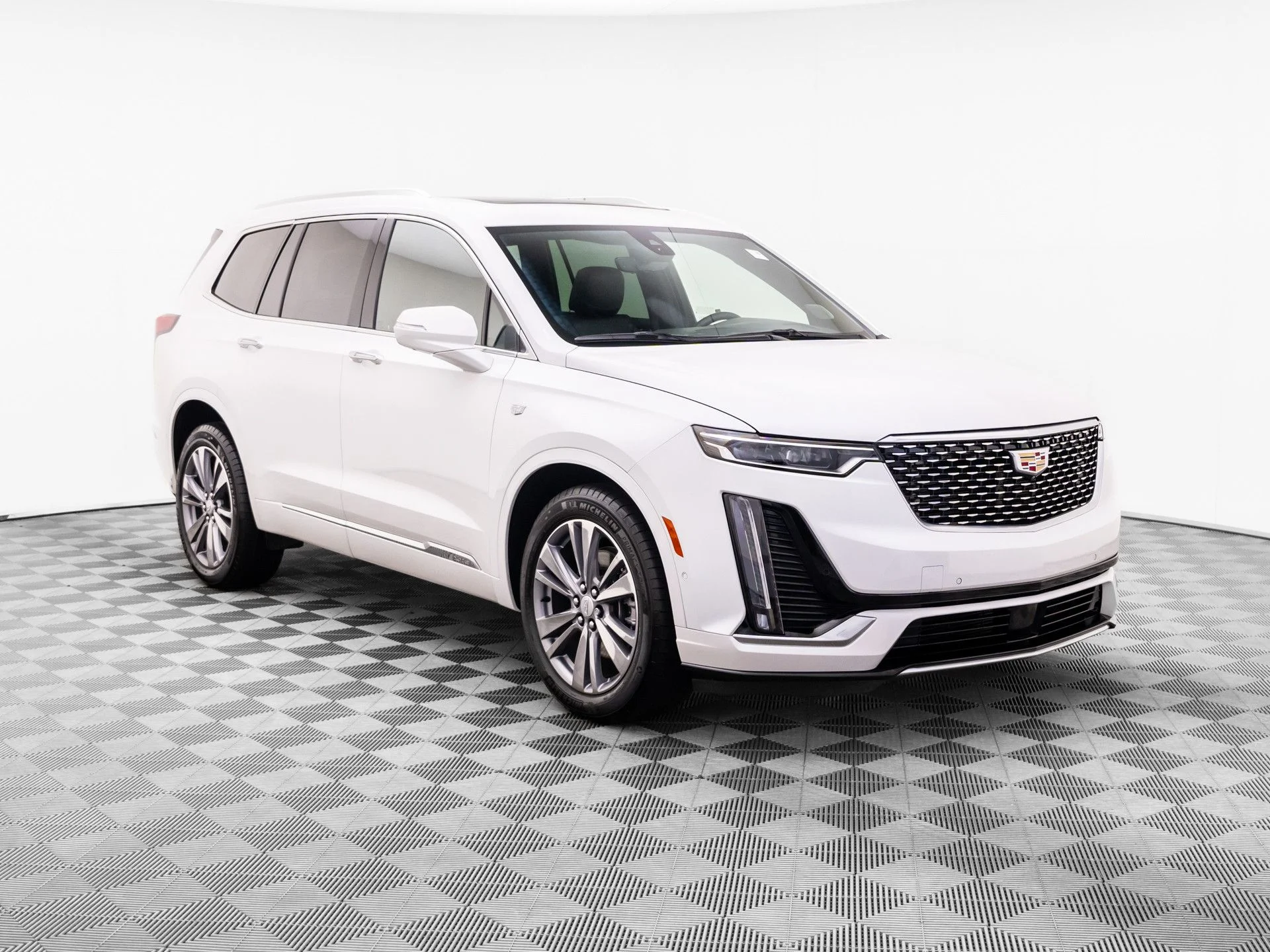Used 2025 White Cadillac Premium Luxury image 9
