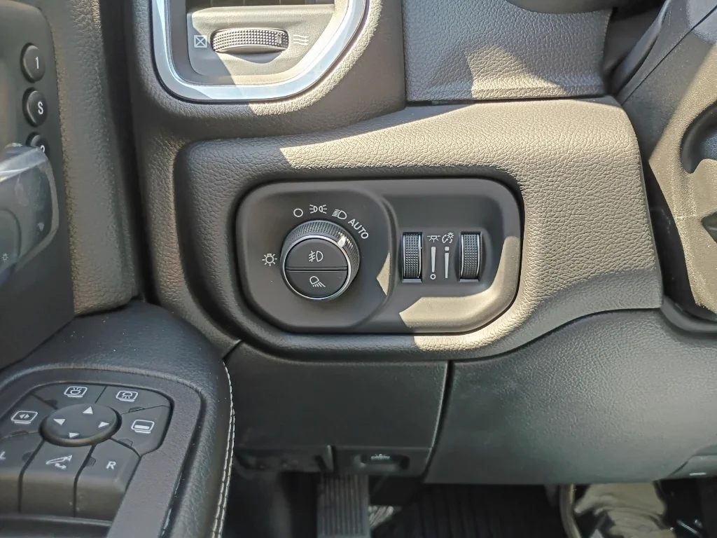 New 2026 Diamond Black Crystal Pearl-Coat Exterior Paint RAM Laramie image 27