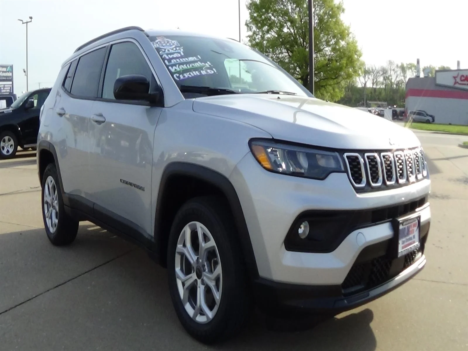 Certified Used 2025 Silver Zynith Clear Coat (pse) Jeep Latitude image 4
