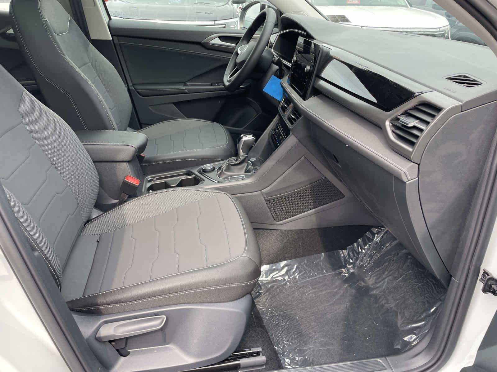 New 2026 Pure White w/Deep Black Roof Volkswagen SE Black image 22