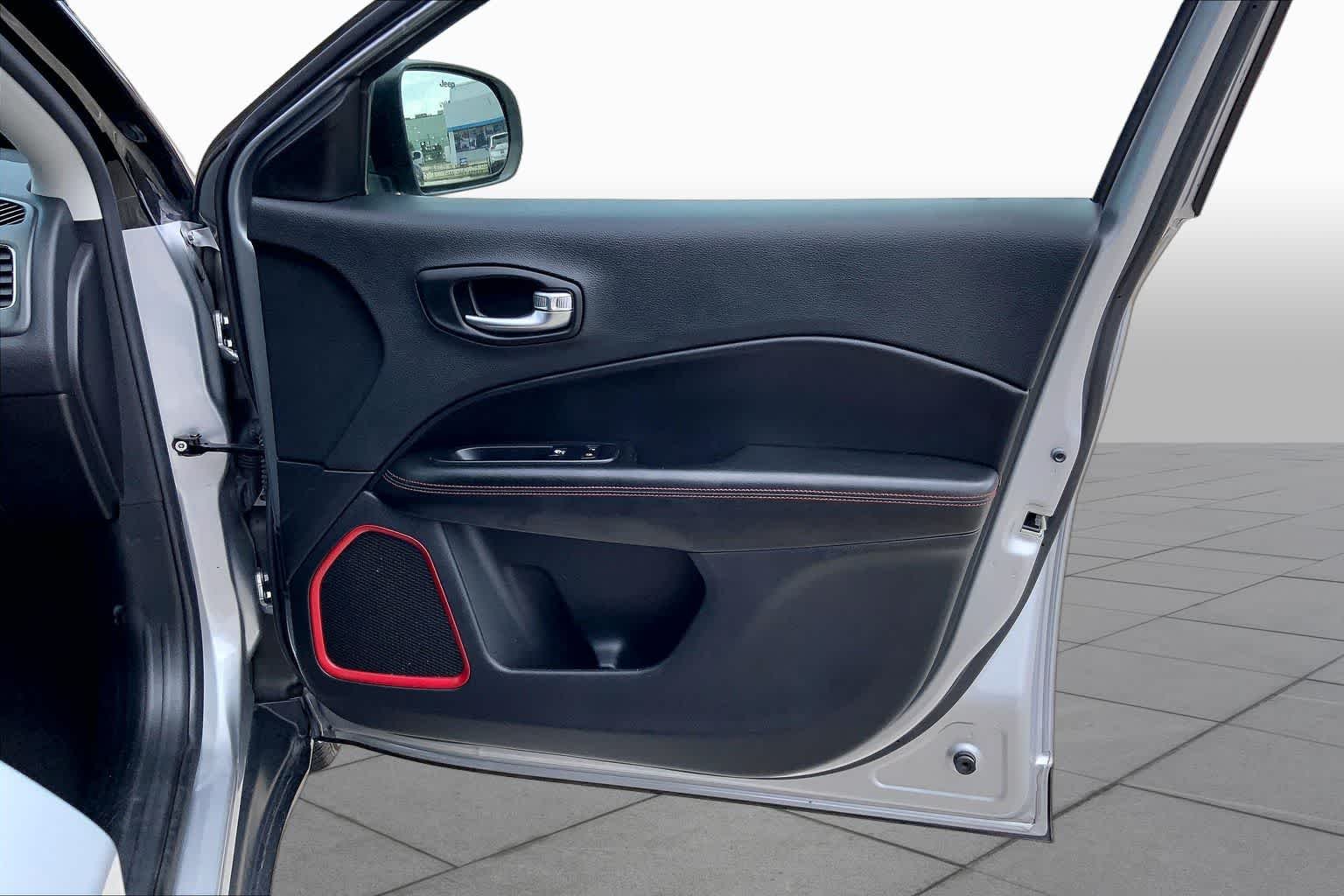 Used 2021 Billet Silver Metallic Clearcoat Jeep Trailhawk image 22