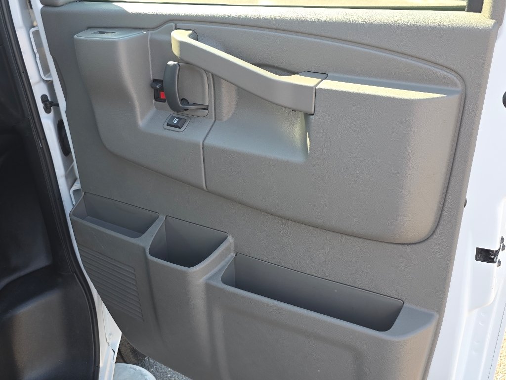 Used 2025 Summit White Chevrolet Work Van image 21