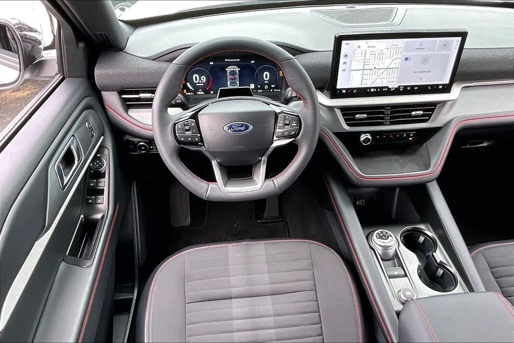 New 2026 Star White Metallic Tri-Coat Ford ST-Line image 4