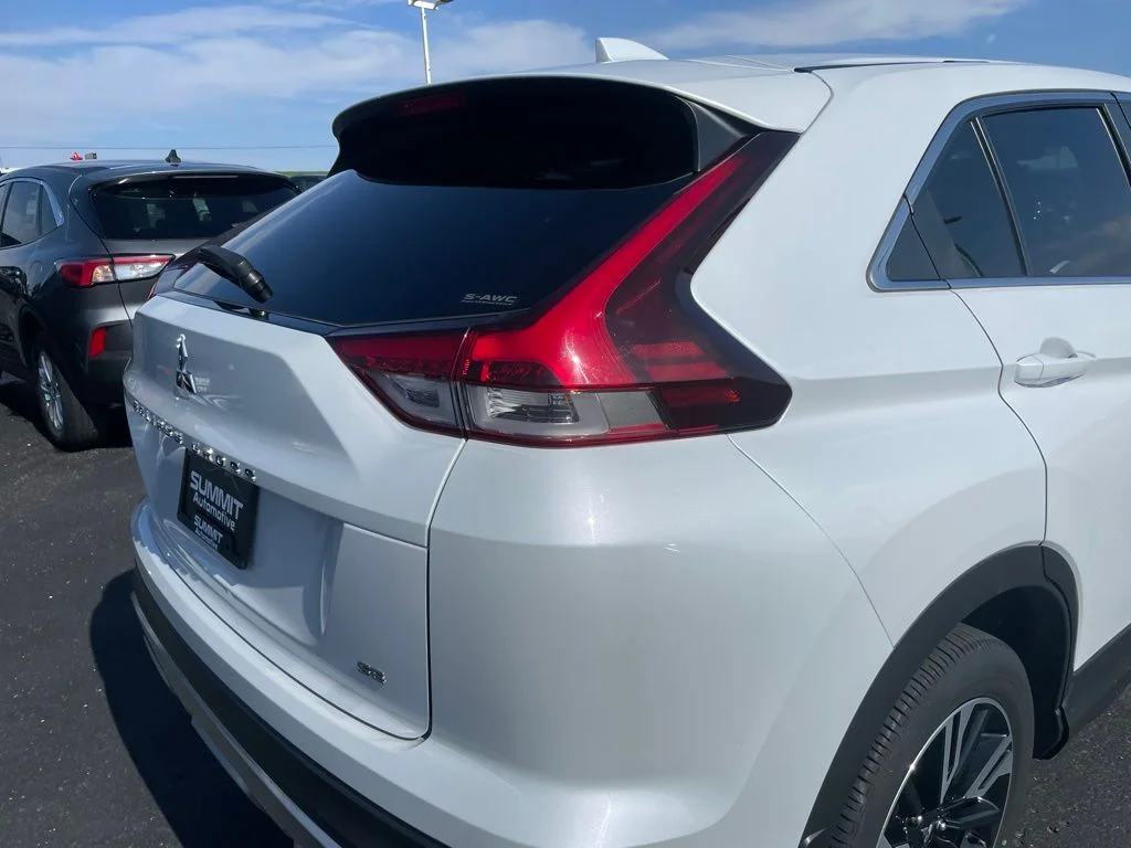 Used 2024 Silver Mitsubishi SE image 28