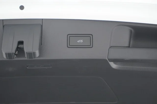 New 2026 Opal White Pearl Volkswagen 2.0T Peak Edition image 9