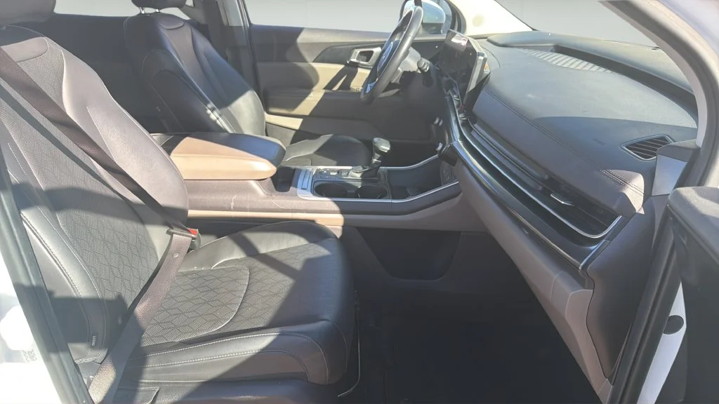 Used 2025 White Kia LXS image 12