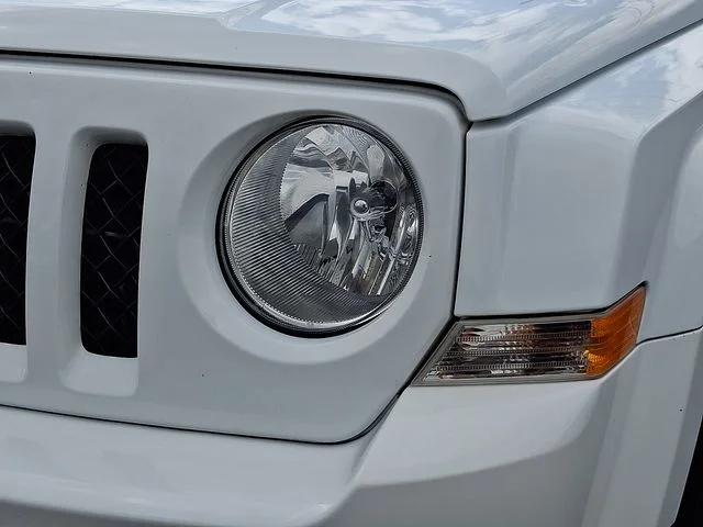 Used 2017 White Jeep Latitude image 12