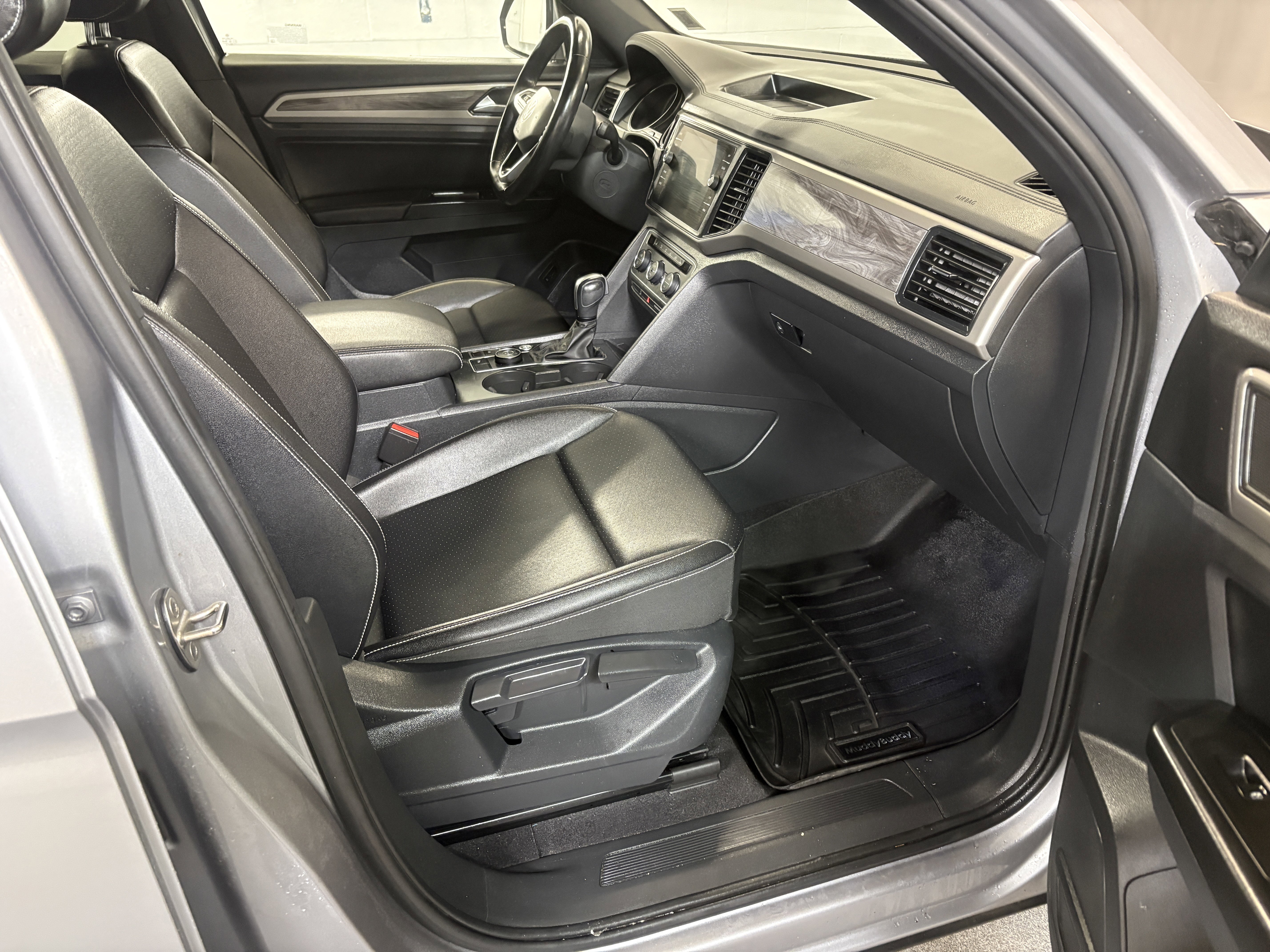 Used 2020 Pyrite Silver Metallic Volkswagen 3.6L V6 SE w/Technology image 20