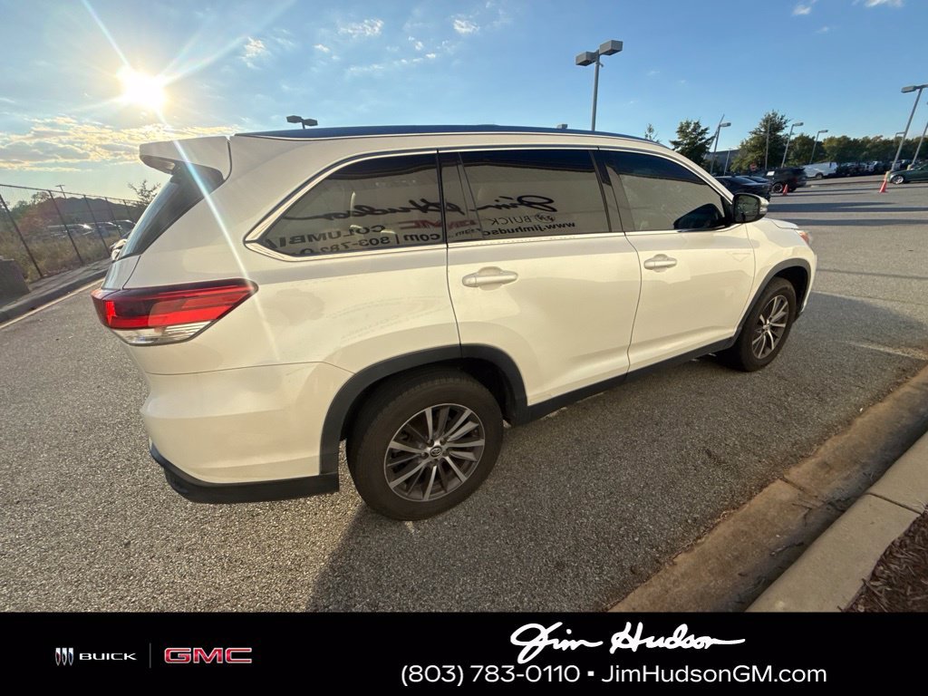 Used 2019 White Toyota XLE image 5