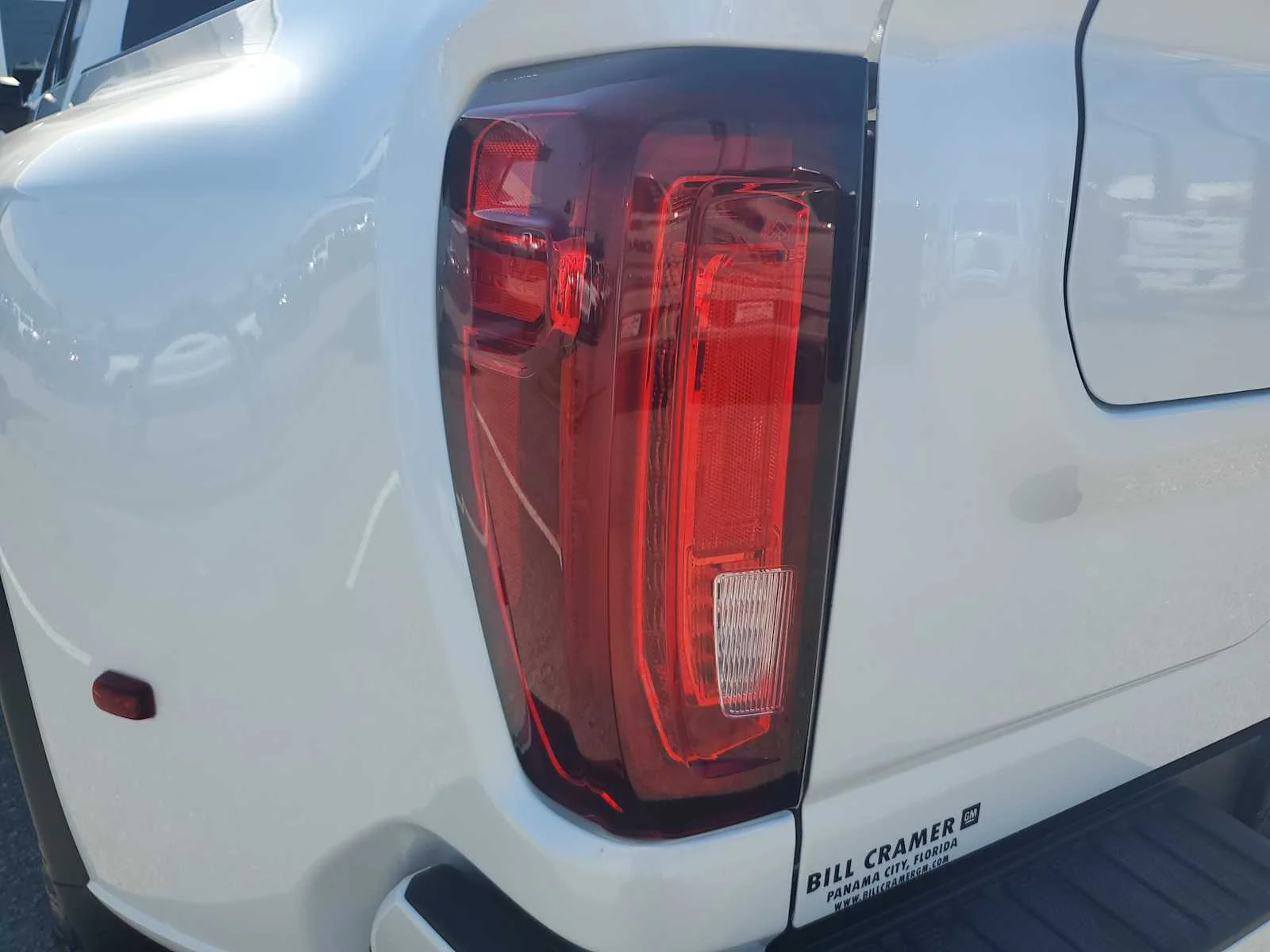 Used 2022 WHITE FROST TRICOAT GMC Denali image 5