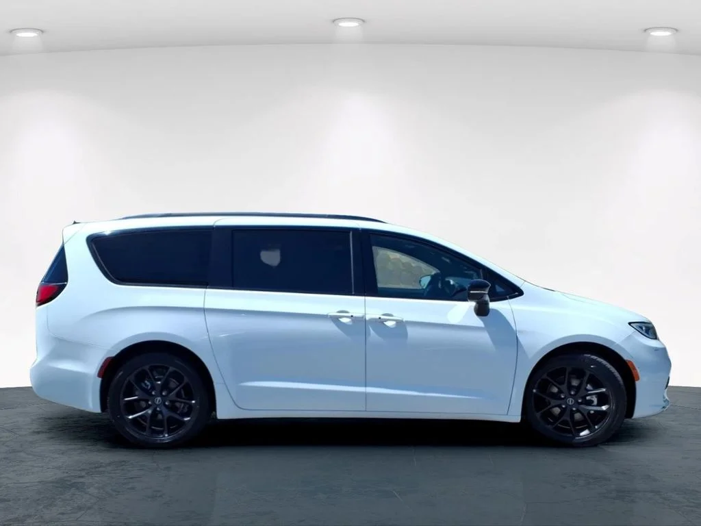 Used 2025 White Chrysler Limited image 5