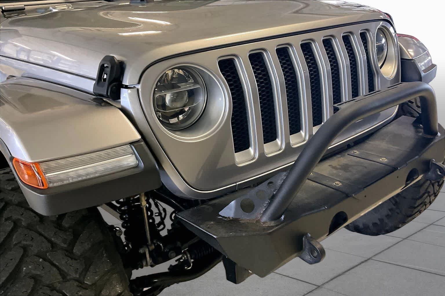 Used 2019 Billet Silver Metallic Clearcoat Jeep Sahara image 30