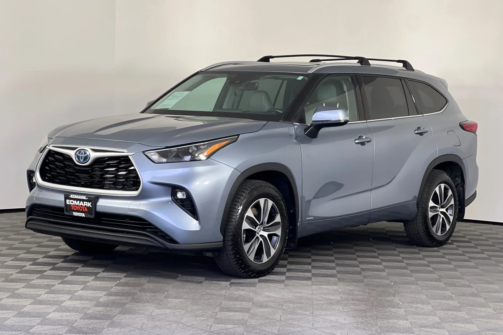 Used 2022 Moon Dust Toyota Hybrid XLE image 7