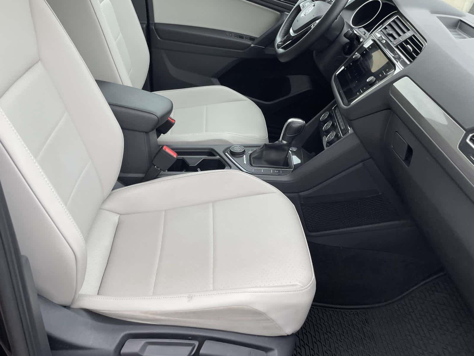 Used 2018 Deep Black Pearl Metallic Volkswagen SE image 20