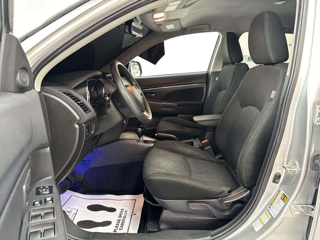 Used 2023  Mitsubishi  image 11