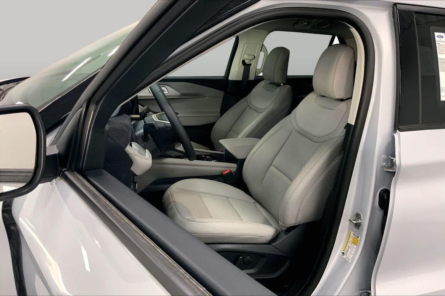 New 2026 Space White Metallic Ford Active image 8