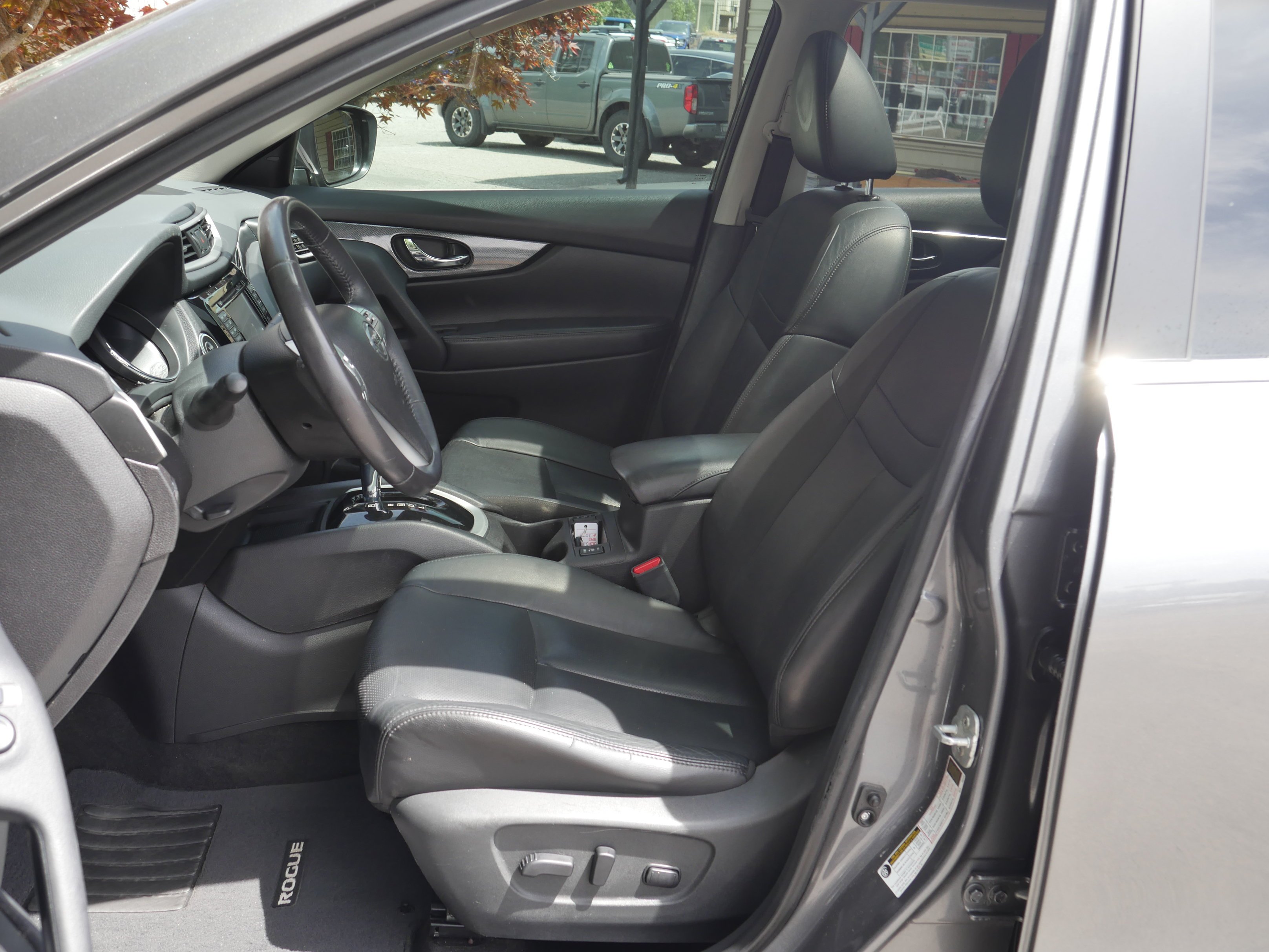 Used 2015 Gun Metallic Nissan SL image 3