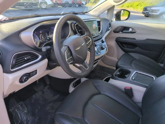 Used 2024 Black Chrysler Touring L image 15