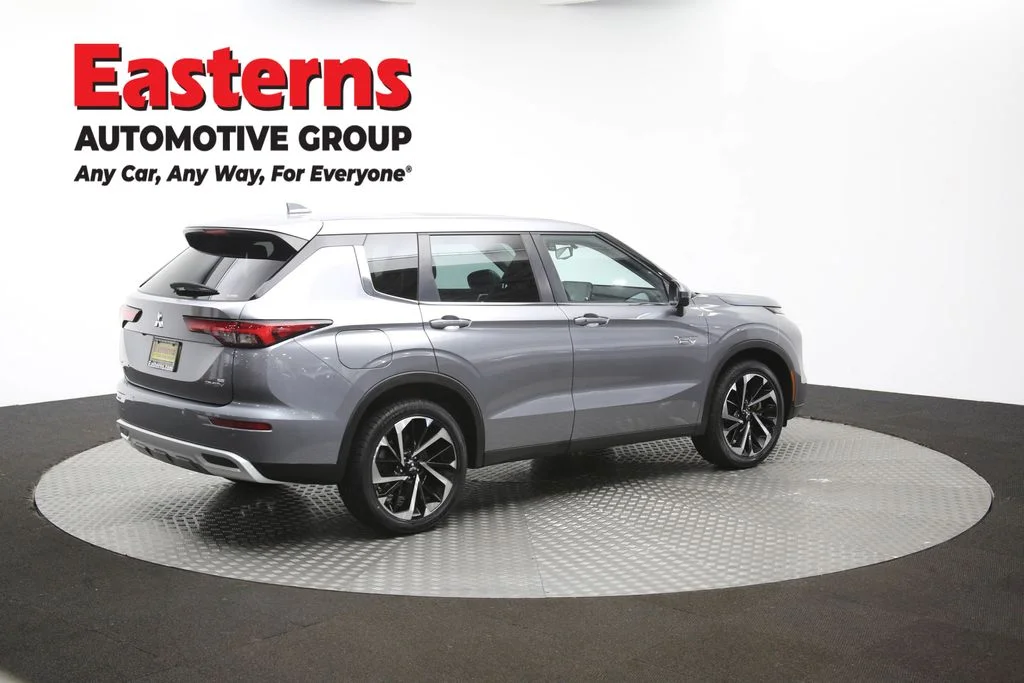 Used 2023 Silver Mitsubishi SE image 107