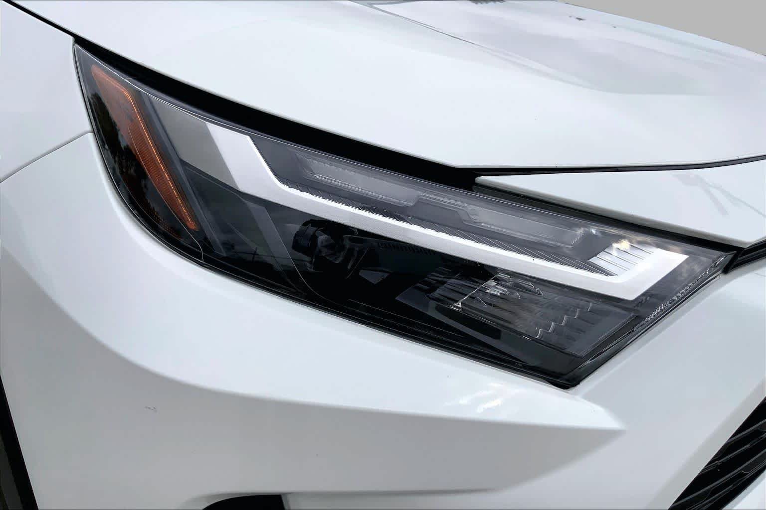 Used 2023 Wind Chill Pearl Toyota XLE Premium image 27