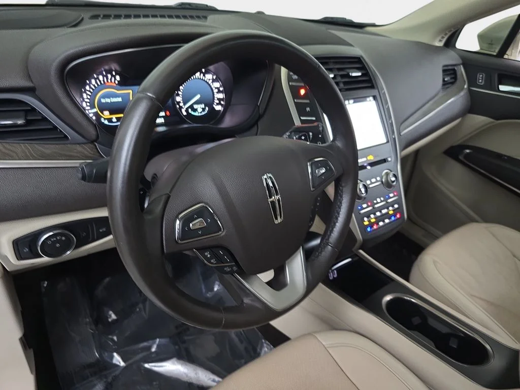Used 2017 Gold Lincoln Reserve image 19