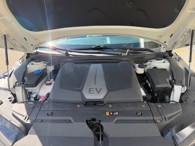 Certified Used 2023 White Kia Wind image 6