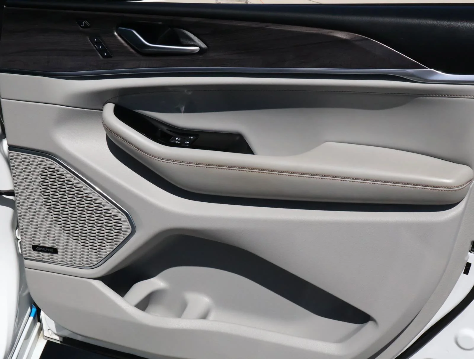 2023 Jeep Grand Cherokee Overland - Photo 17