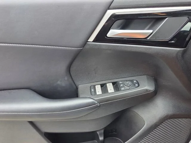 Used 2025 White Mitsubishi SE image 17