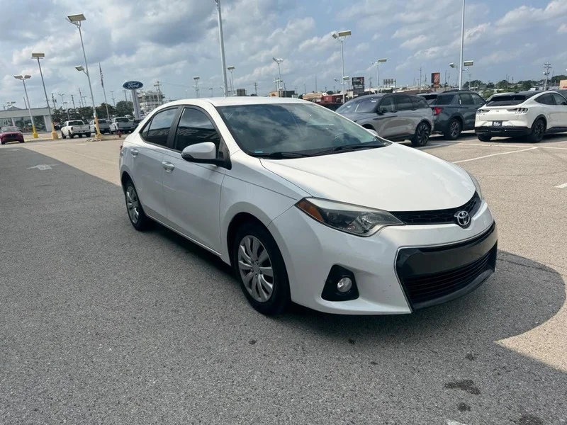 Used 2015 White Toyota S image 4