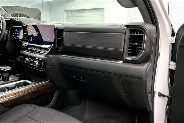 Used 2024 Summit White GMC Elevation image 20