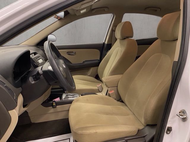 Used 2010 White Hyundai GLS image 5