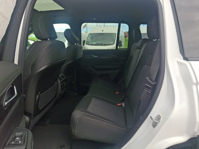New 2027 White/off-white Jeep Laredo X image 10