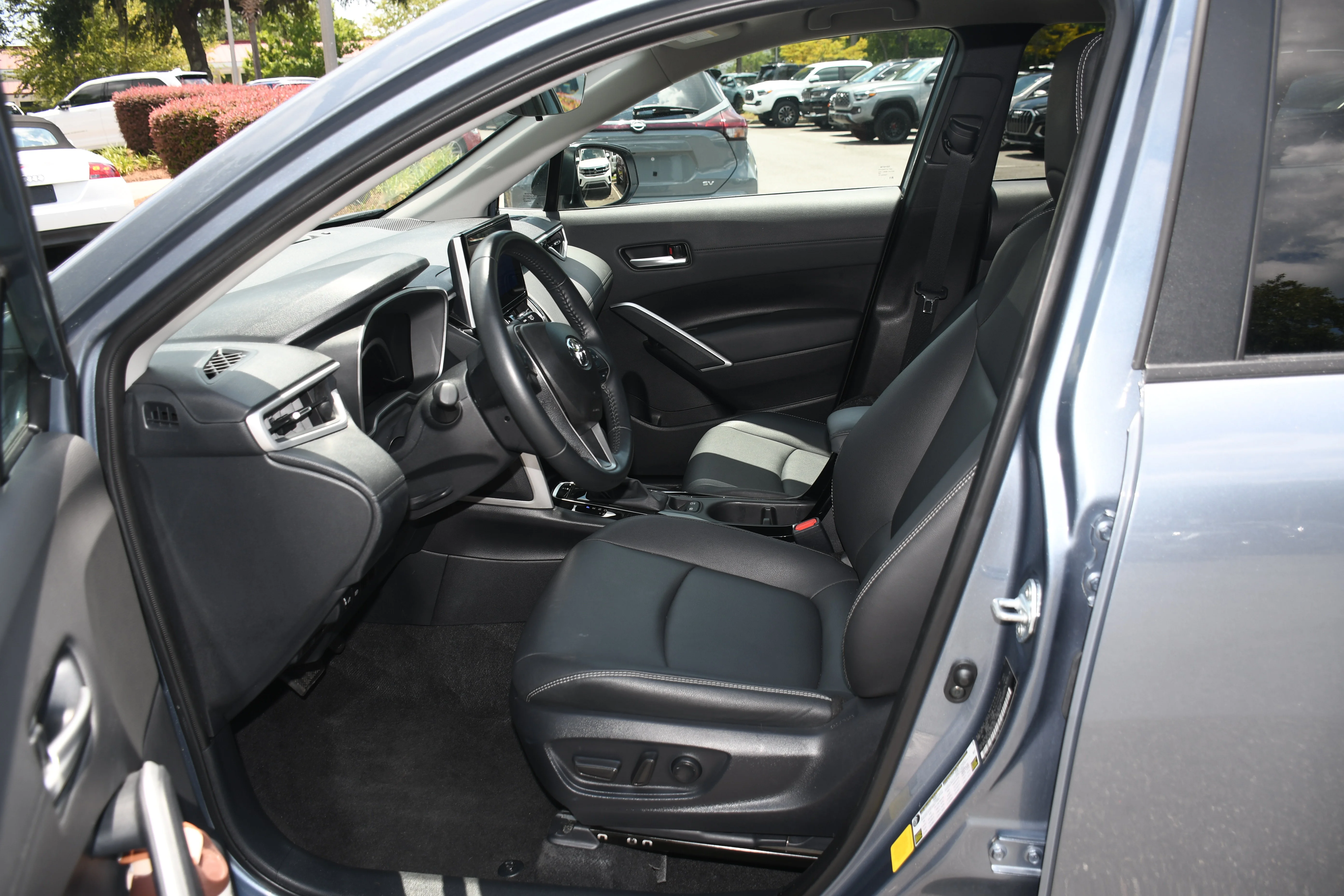 Certified Used 2025  Toyota XLE image 7