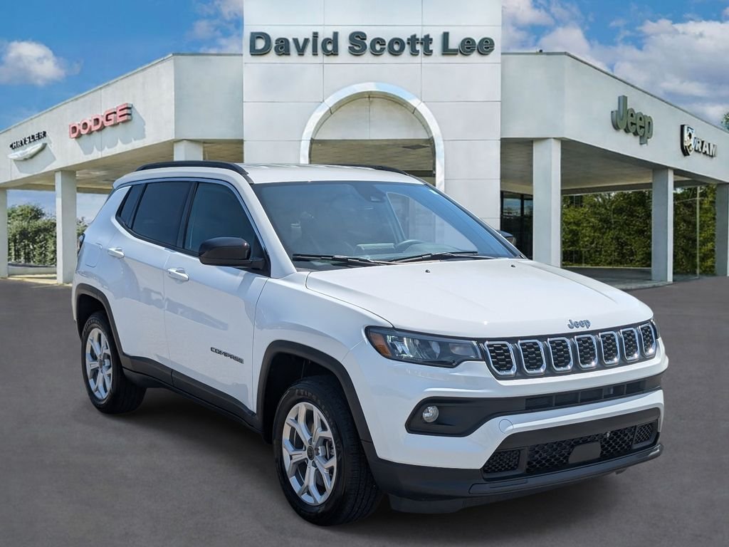 Used 2025 White Jeep Latitude image 3