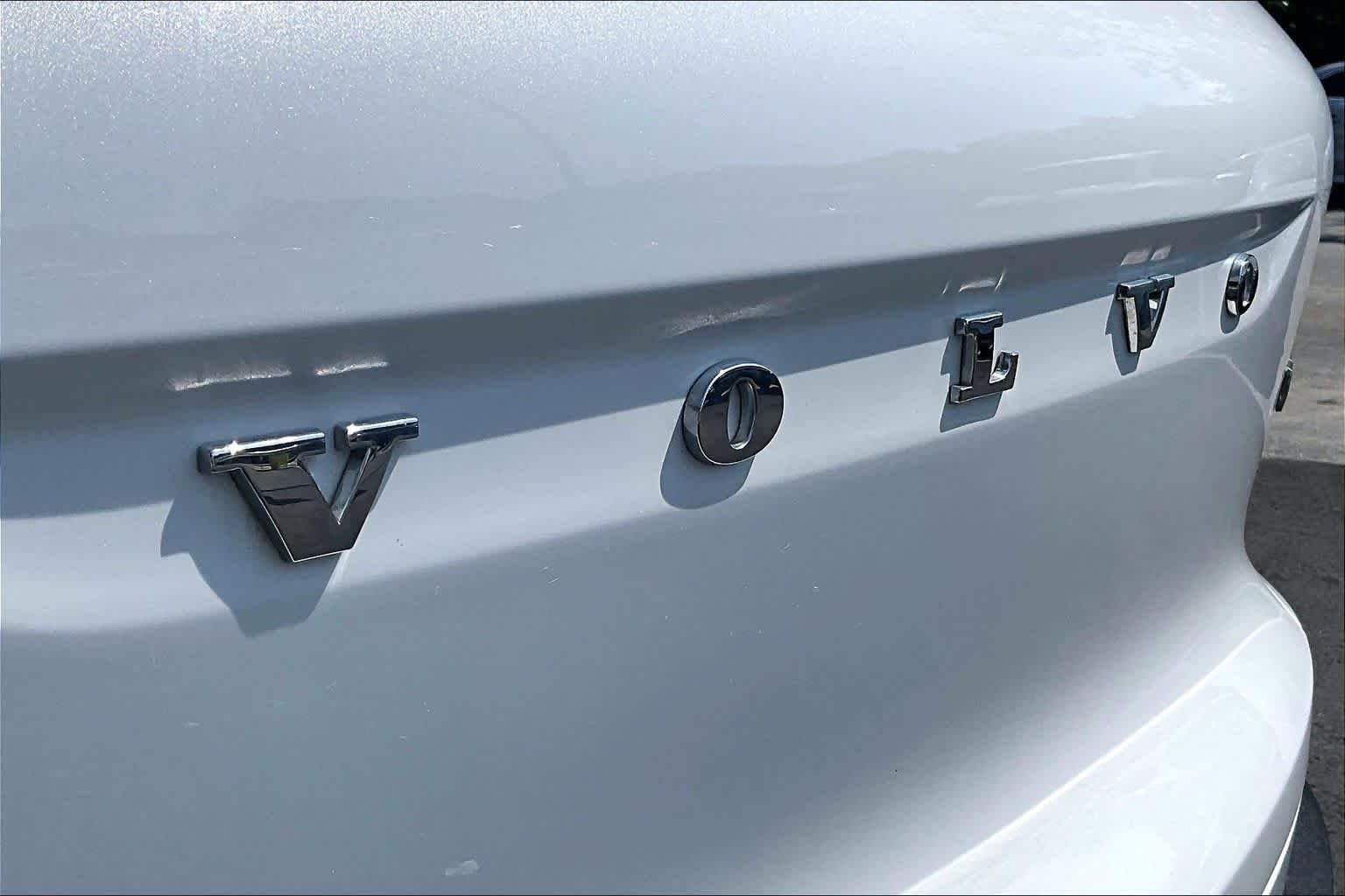 Used 2022 Crystal White Metallic Volvo R-Design image 31