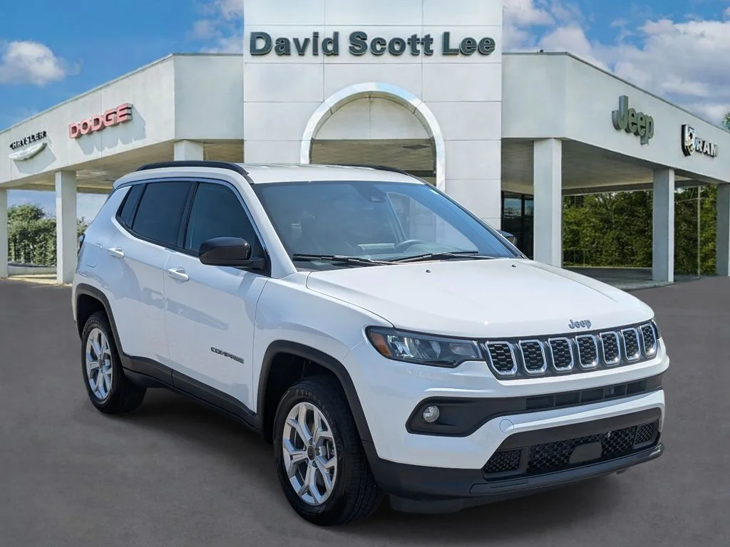 Used 2025 White Jeep Latitude image 3