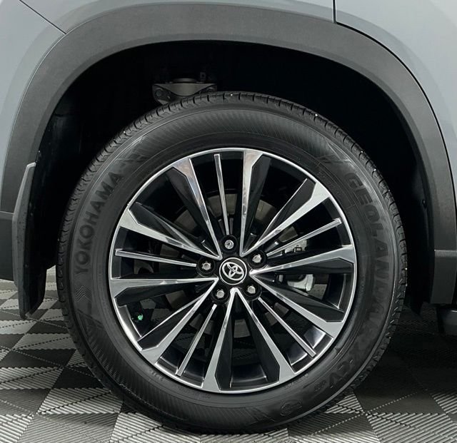 Used 2026 Silver Toyota MAX Platinum image 9