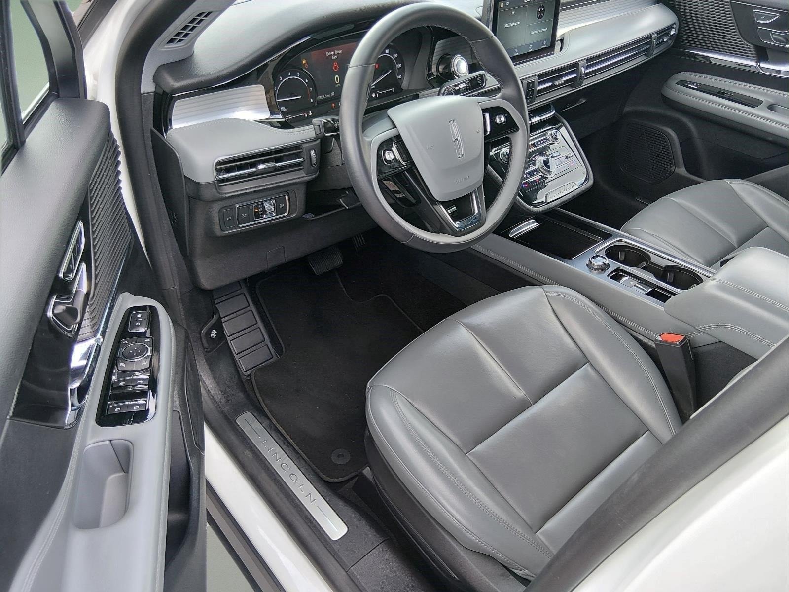 Used 2022 Pristine White Metallic Tri-Coat Lincoln Standard image 15